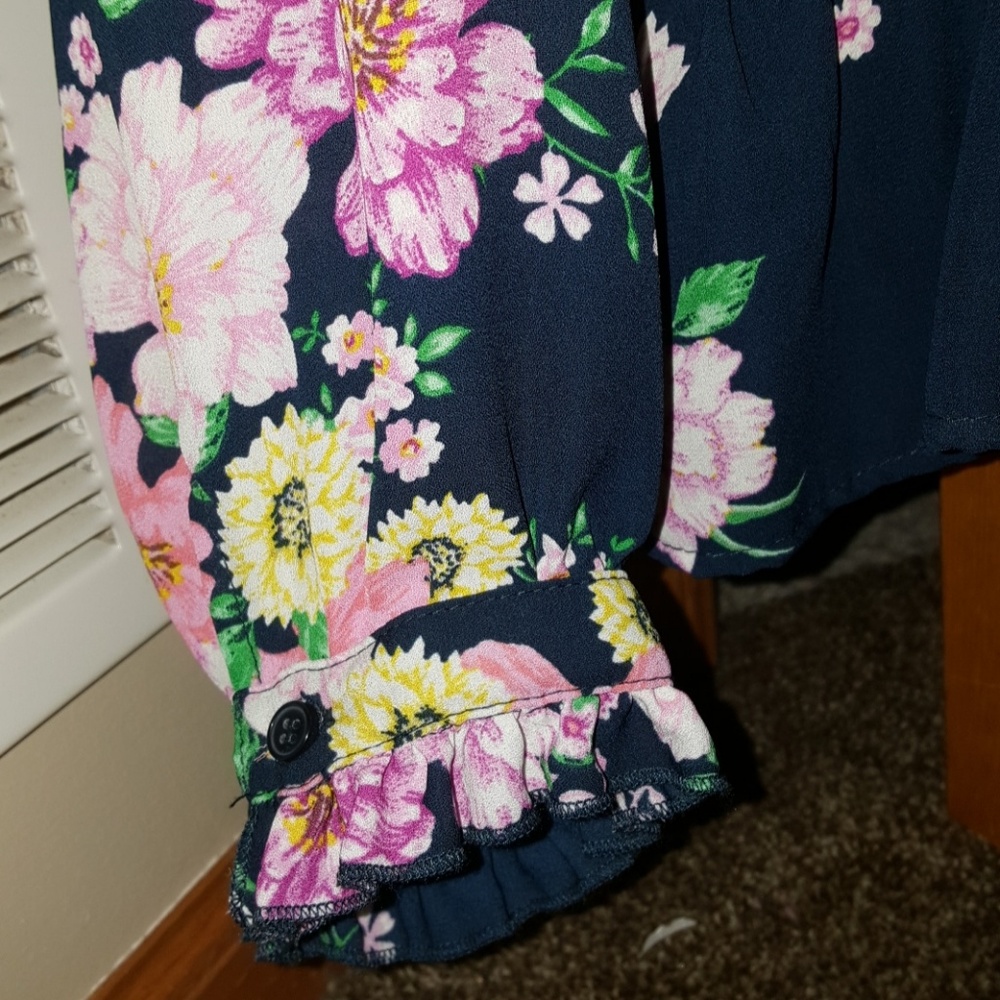 H&M blouse !! ๐ผ๐ป๐น๐ฅ - Picture 5 of 5